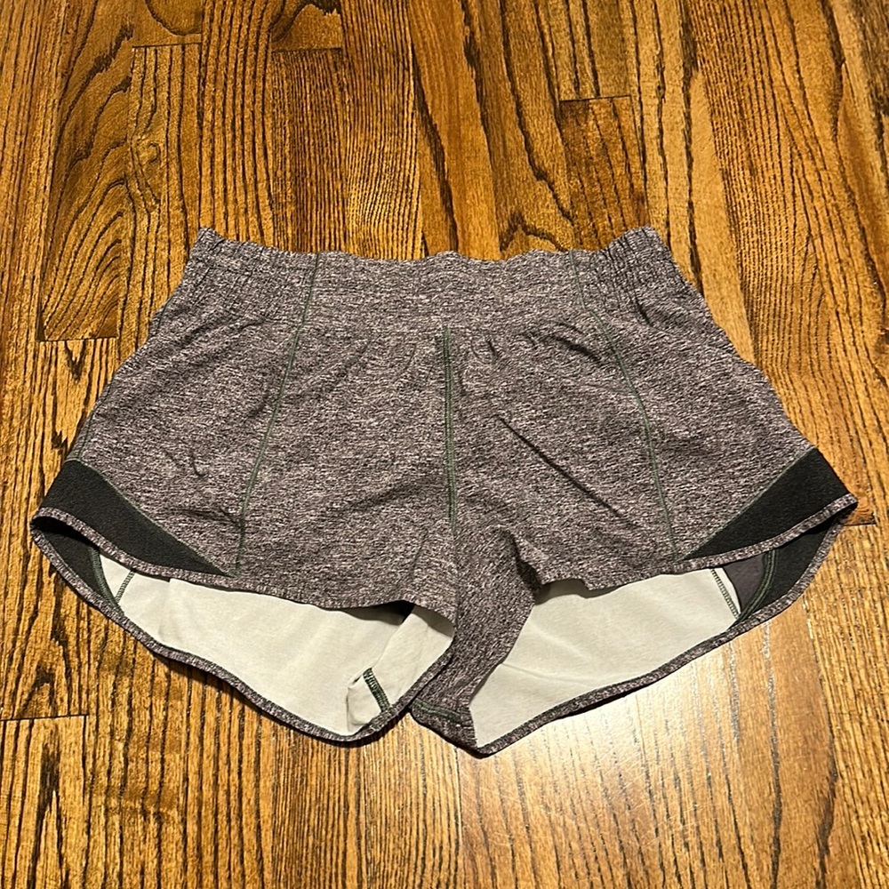 Lululemon hotty hot shorts size 8 heathered grey 2.5” regular inseam high rise